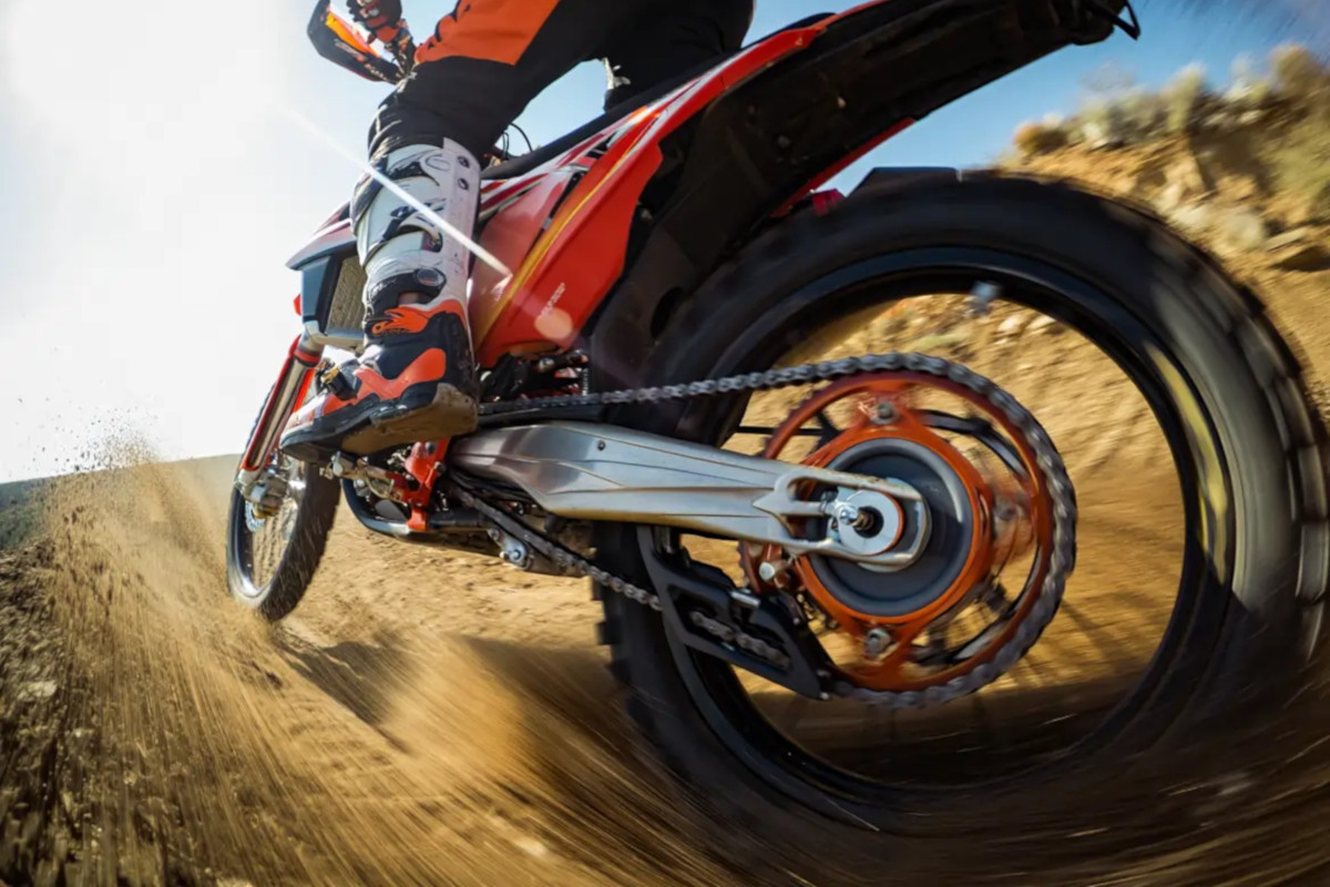 Błoto, kamienie i korzenie - jak przygotować motocykl i siebie do jazdy enduro?